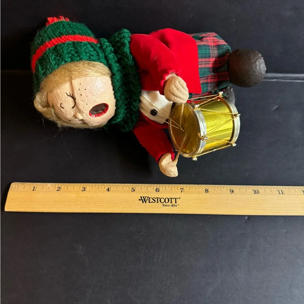 3PC Vtg Handmade Paper Mache Carolers w/ hand crocheted clothing.Green + Red